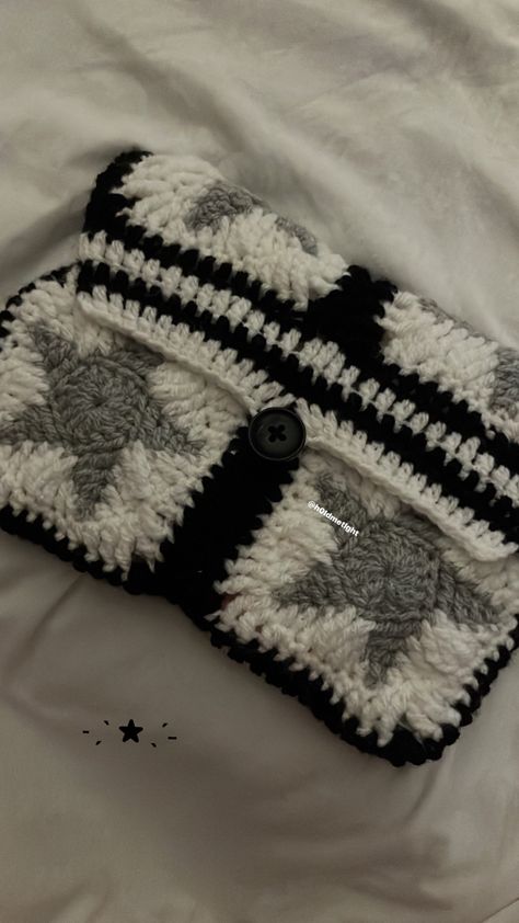 crochet folklore inspired book sleeve inspo from Brianna !!<3 Folklore Granny Square, Folklore Crochet Bag, Grey Crochet Ideas, Crochet Bookbag, Folklore Crochet, Book Sleeve Crochet, Crochet Book Sleeve, Crochet Book Cover, Handbags Patterns