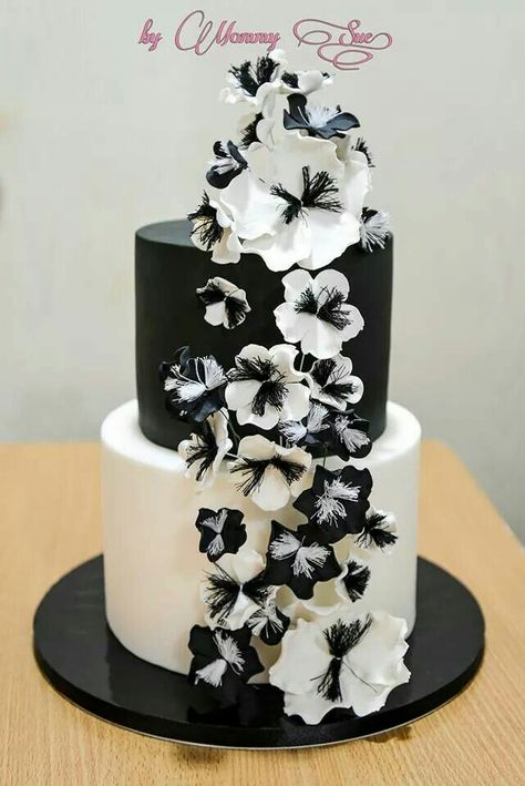 Black and white cake Black And White Sweet 16, White Sweet 16, Black White Cakes, Sweet Sixteen Cakes, Sweet 16 Party Decorations, White Birthday Cakes, Sweet 16 Themes, Sweet 16 Decorations, 21st Birthday Cakes
