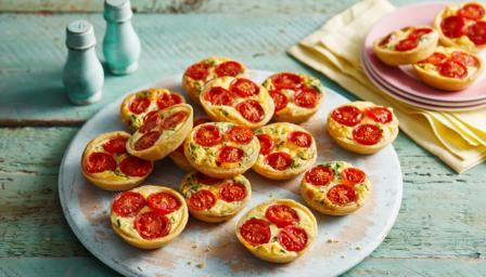 Afternoon Tea Party Food, Garden Party Recipes, Tartlets Recipe, Mary Berry Recipe, Picnic Snacks, Berry Recipes, Healthy Afternoon Snacks, Afternoon Tea Recipes, Tea Snacks