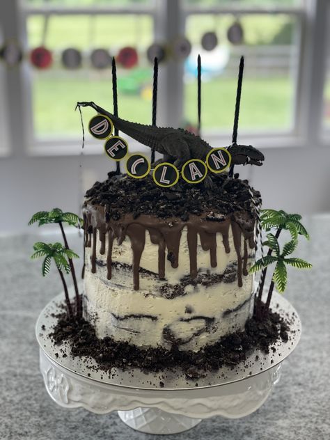 Oreo Dinosaur Cake, Jurassic Park Cake Diy, Jurrasic Park Cake, Chocolate Cake Oreo, Jurassic Park Cake, Jurassic World Cake, Oreo Icing, Jurassic Park Birthday Party, Cake Oreo