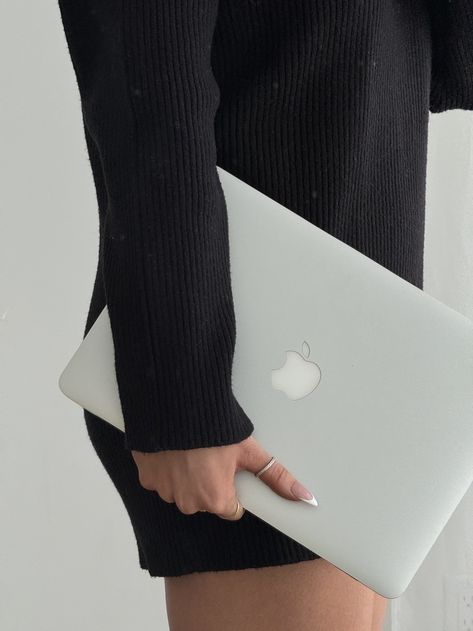 Laptop Business Aesthetic, Faceless Asthetic Picture, Aesthetic Business Pictures, Business Woman Stock Photo, Using Laptop Aesthetic, Decisive Aesthetic, Black And White Work Aesthetic, Faceless Marketing Aesthetic, Woman Business Aesthetic