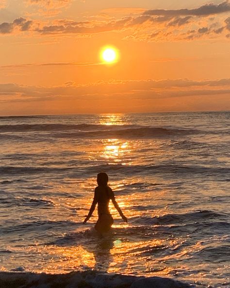 Beach Aesthetic Sunrise, Sunrise Instagram Pictures, Sunrise Photoshoot Ideas, Sunrise Pictures With Friends, Beach Inspo Pics Photo Ideas, Orange Summer Aesthetic, Beach Sunrise Pictures, Sunrise Beach Aesthetic, Sunset Photography People