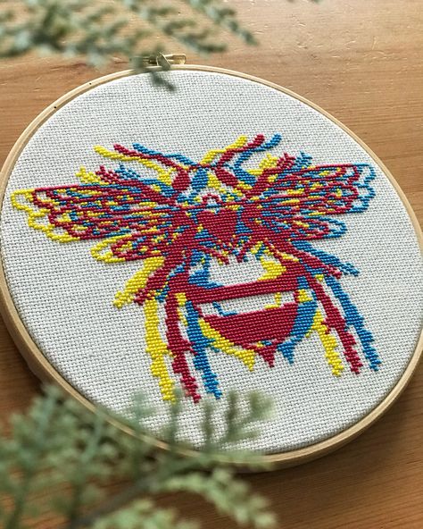 Cross Stitch Ideas Unique, Bug Cross Stitch, Beetle Embroidery, Cross Stitch Garden, Cool Cross Stitch, Insect Cross Stitch, Bee Cross Stitch Pattern, 3d Cross Stitch, Abstract Cross Stitch