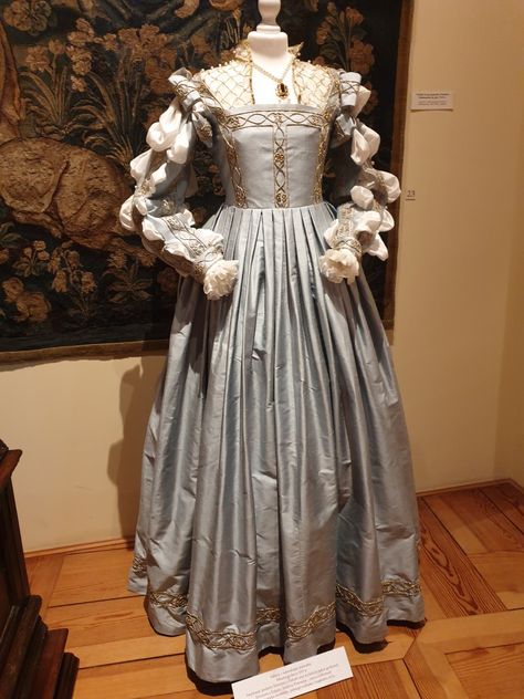 Victorian Dress Sleeves, Historical Movie Costumes, Dresses From The 1500s, Early 1600s Fashion, 1650s Dress, 1700s Outfits, 10th Century Fashion, 1400 Dresses, 1560s Fashion