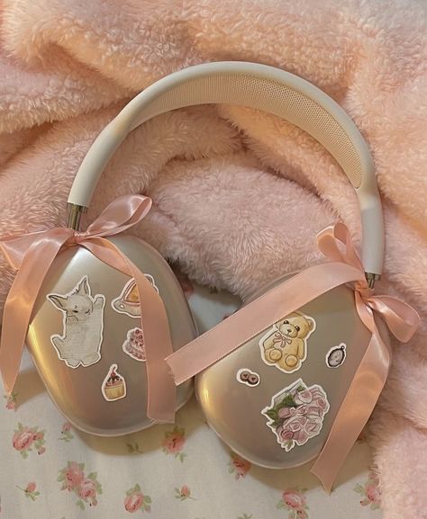 Fone Apple, Coquette Accessories, Headphone Decoration, Pink Headphones, Apple Headphone, Cute Headphones, Coquette Style, Kawaii Phone, Headphone Accessories