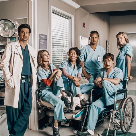 greys anatomy season 1 interns a.k.a. the best interns ever Greys Anatomy Season 1, Grey's Anatomy Doctors, Grey's Anatomy Aesthetic, Greys Anatomy Funny, Greys Anatomy Characters, Dark And Twisty, Greys Anatomy Cast, Greys Anatomy Memes, Shonda Rhimes