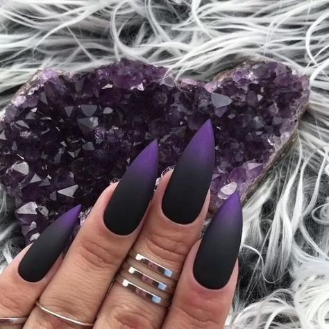 Ongles Goth, Matte Nail Designs, Nail Art Halloween, Unghie Sfumate, Matte Nail Art, Witchy Nails, Matte Nail, Gothic Nails, Stiletto Nail Art