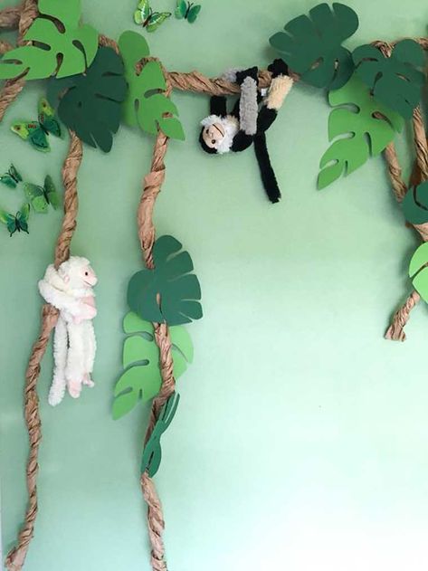 Jungle kinderkamer | Allemaal toffe tips, ideeën en voorbeelden voor een junglekamer Homemade Jungle Decorations, Rainforest Party Decorations, Safari Themed Vbs, Diy Safari Decorations, Jungle Room Ideas, Rainforest Decorations, Jungle Classroom Theme, Rainforest Party, Vbs Shipwrecked