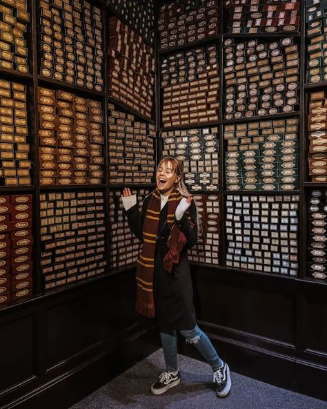 Warner Bros. Studio Tour on Instagram: "The only acceptable reaction to visiting #WBTourLondon for the first time. 😮😁 📸: ajuletyc" Warner Bros London Harry Potter Studios, Matching Universal Outfits, Harry Potter Warner Bros Studio London, Warner Bros London, Warner Bros Studio London, Park Pics, Warner Bros Studio Tour London, Warner Bros Studio Tour, London Vibes