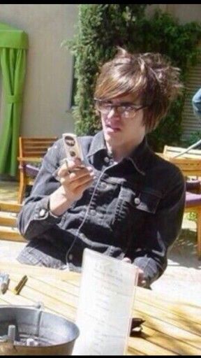 Mikey is so disgusted. Look at him. Like "Ugh a flip phone? Seriously Gee? This is what you give me? A FLIP PHONE! I AM TOO FABULOUS FOR A FLIP PHONE GERARD!" Frank Iero, Gerard Way, Tumblr, I Love Mcr, Emo Memes, Mikey Way, Flip Phone, Band Memes, Emo Bands