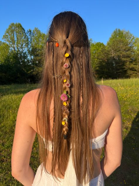 Rapunzel Costume Hair Ideas, Rapunzel Inspired Hairstyles, Woodland Fairy Hairstyles, Flowers In Hair Braid, Repunzal Hairstyles, Flowers Braided Into Hair, Rapunzel Hair Ideas, Rapunzel Hair Braid, Rapunzel Hair Aesthetic