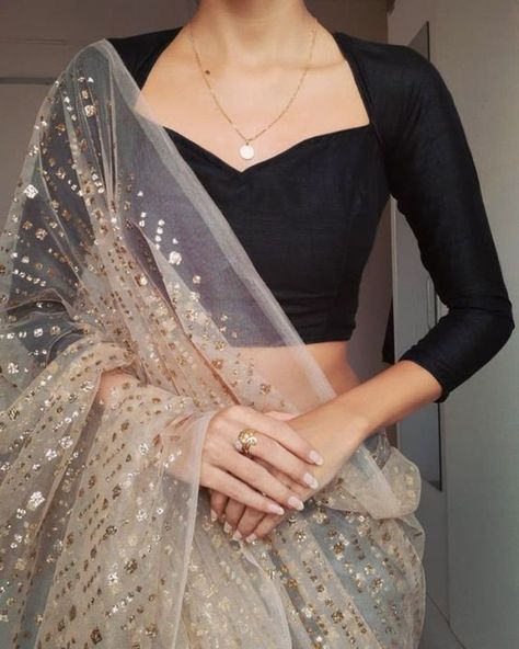 Blouse Sabyasachi, Deep Neck Blouse, Simple Saree Designs, Latest Model Blouse Designs, Perhiasan India, New Saree Blouse Designs, Fashionable Saree Blouse Designs, Blouse Designs Indian, Saree Designs Party Wear