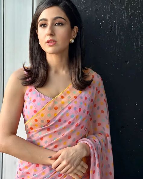 @saraalikhan95 retro look💥😍💜 #glamsham #saraalikhan #retro #fashion. Sara Ali Khan Saree, Indian Retro Outfits, Indian Retro Look, 70s Bollywood Fashion, Retro Saree Look, Retro Look Women, Retro Saree, Polka Dot Saree, Indian Retro