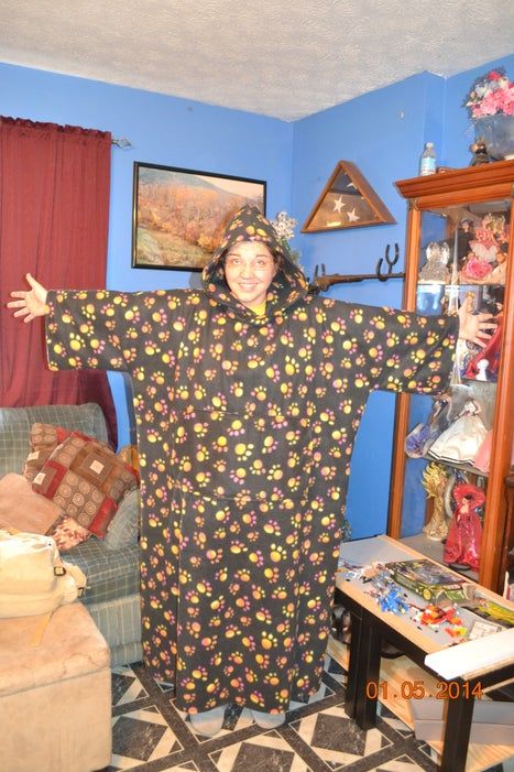 Snuggie Blanket, Fleece Crafts, Kaftan Pattern, Hoodie Sewing Pattern, Fleece Projects, Sewing Christmas Gifts, T Shirt Sewing Pattern, Hoodie Diy, Fleece Patterns