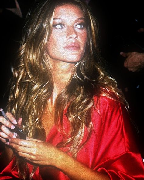 gisele bündchen icon Gisele Bundchen Modeling, Vs Models 2000s, Gisele Bundchen Icons, Gisele Bundchen Aesthetic, Gisele Bundchen Young Pictures, Supermodel Body Type, Gisele Bundchen Victoria Secret, Gisele Bundchen 90s, 00s Models