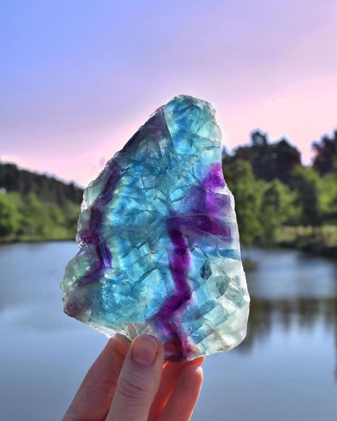 I do love a good fluorite slab 😍 I think out of all the shades of fluorite; Blue has to be my favourite! It’s easy to understand why… Nature, Flourite Stone Aesthetic, Cool Crystals, Pretty Gemstones, Fluorite Jewelry, Aquarius Aesthetic, Fluorite Stone, Crystal Aesthetic, Blue Fluorite