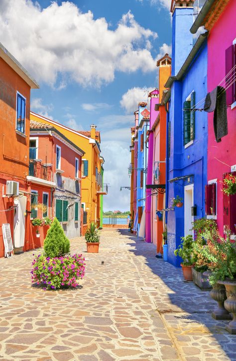 Houses Italy, Burano Island, Greek Islands To Visit, Best Greek Islands, Powerpoint Ideas, Colorful Houses, Colorful Places, Travel Photography Inspiration, Beautiful Streets