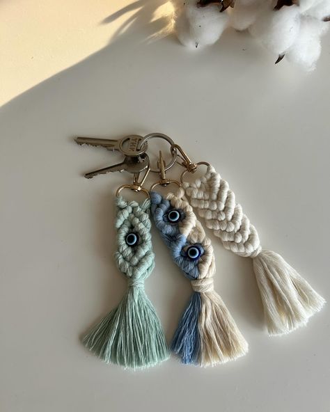 How to Style Your Boho Macrame Keychains? 🌿 Our boho macrame keychains are not only for your keys but can also be a great addition to your bags, wallets, or home decor. Here are a few creative ideas: 1. Keychain 🔑✨: You can attach our boho macrame keychains to your keys to reflect your style. 2. On Your Bag 👜🌟: Turn your keychains into stylish accessories by attaching them to your bag’s zipper. 3. On Your Wallet 💼🎨: Create a personal touch by adding them to your wallet. In addition, mac... Farmers Market Stand, Macrame Keychains, Market Stands, Boho Keychain, Creative Accessories, Macrame Keychain, Boho Macrame, Micro Macrame, 2 On