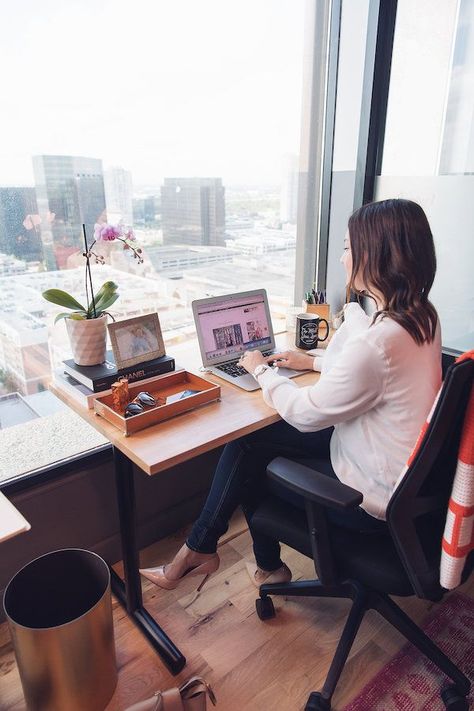 Our WeWork Office Tour! - See how the House of Harper Team spends their day at this amazing workspace! #office #wework #boss Houston Galleria, Work Office Decor, Business Photoshoot, Inspire Me Home Decor, Girl Boss Style, Foto Poses, House Blueprints, Office Interior, Branding Photoshoot