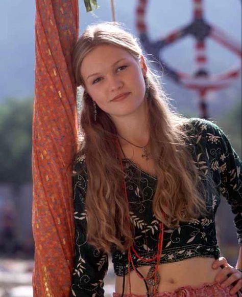 Julia Stiles 90s Aesthetic, 90s Fashion Kat Stratford, Julia Styles 10 Things I Hate About You, Julia Stiles Aesthetic, Julia Stiles 10 Things I Hate About You, 10 Things I Hate About You Hair, Julia Stiles 90s Fashion, Kat 10 Things I Hate About You Outfits, Kat 10 Things I Hate About You