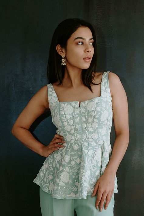 Short Top With Sharara, Chikankari Peplum Top, Short Kurti And Pants Design, Sleeveless Top Design, Short Peplum Kurti, Cotton Tops Designs For Stitching, Sleeveless Design For Kurtis Latest, Short Flared Kurti, Stiched Tops Design