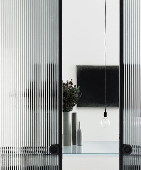 fluted glass panels Glass Partition Designs, Modern Decorating, Minimalist Dekor, Interior Design Minimalist, Reeded Glass, Doors Interior Modern, Glass Partition, Partition Design, Sliding Doors Interior