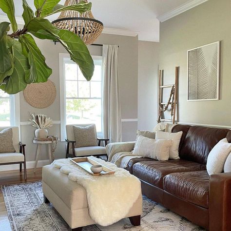 24 Fabulous Rug Ideas for Brown Leather Couches Brown Couch Home Decor, Brown Leather Couch With Ottoman, Living Room Brown Couch Decor, Styling Dark Leather Couch, Living Room Leather Couch Decor, Brown Coach Living Room Ideas, Styling Leather Couch, Dark Brown Couch Decor, Brown Couches In Living Room Ideas