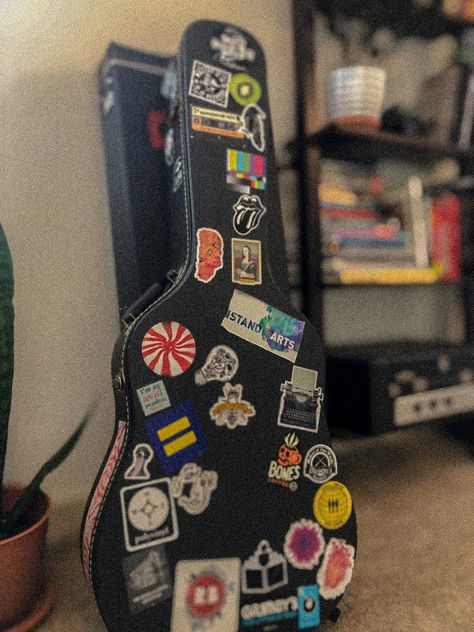 guitar case inspo Guitar Case With Stickers, Guitar Case On Back Reference, Electric Guitar Case Aesthetic, Guitar Case Drawing, Guitar Bag Aesthetic, Guitar Case Stickers, Guitar Case Decorated, Guitar Case Aesthetic, Guitar Aesthetic Acoustic