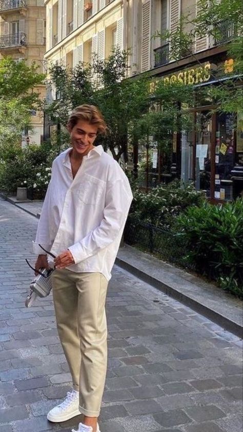 Nice summer outfit with the old money styled Linen shirt. Get one now on the link! Business Casual Jewelry Men, Outfits Betos Boy, Preppy Summer Men Outfits, Men’s East Coast Fashion, Boy European Style, Men’s Outfits Europe, Bussines Men Outfits, Mens Outfits 2023 Summer, Mens Neutral Outfit Summer