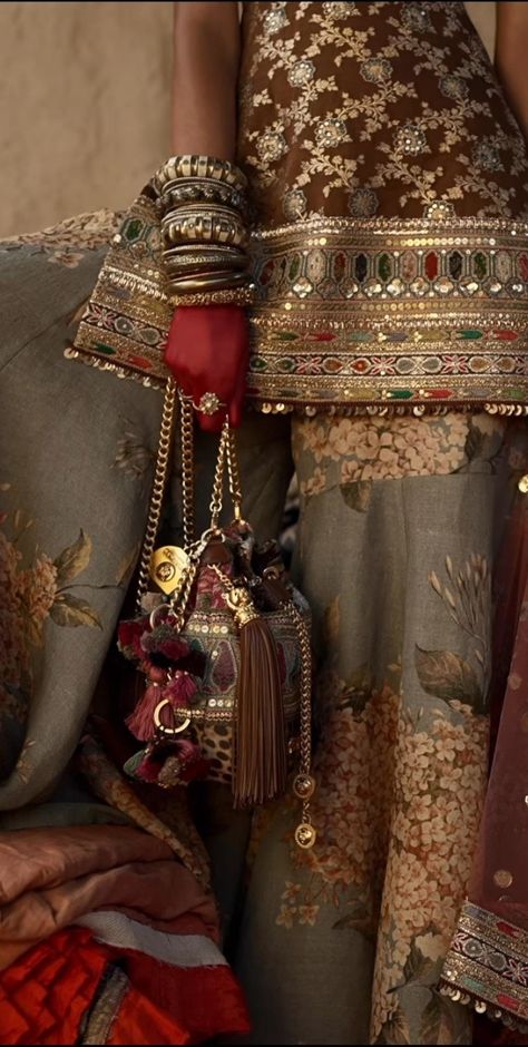 Sabyasachi Aesthetic Wallpaper, Boho Indian Outfits Wedding, Sabyasachi Aesthetic, Mehndi Dupatta, Sabyasachi Collection, Sabyasachi Sarees, Indian Theme, Gotta Patti, Vintage India