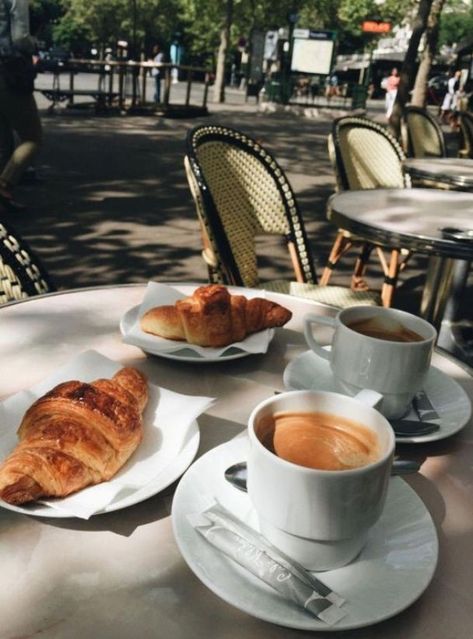 7 Things You Need To Know Before Traveling To Italy Coffee Time, Pause Café, التصميم الخارجي للمنزل, Coffee Breakfast, Coffee Photography, Coffee Cafe, Coffee Love, Coffee Addict, Coffee Break