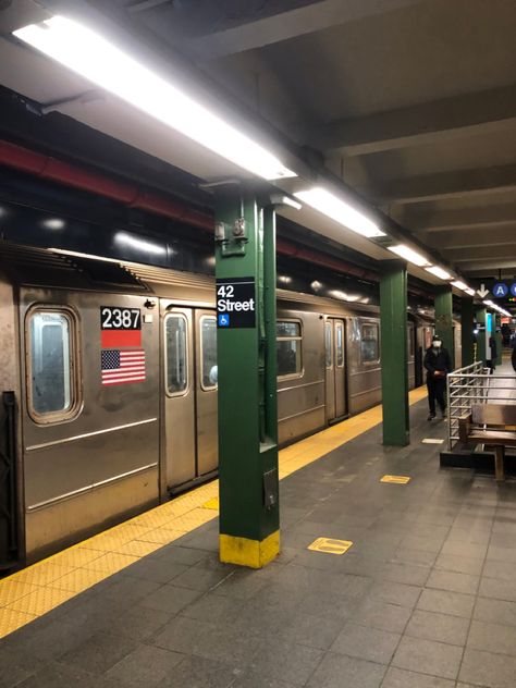 New York City Train, New York Metro Aesthetic, Subway Nyc Aesthetic, Underground Subway Aesthetic, Subway New York Aesthetic, Nyc Train Aesthetic, Subway Bloxburg, Bloxburg Subway, New York Bloxburg