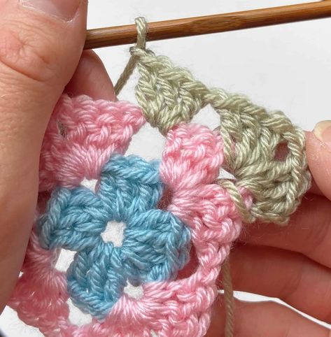 Learn how to crochet a granny square with this step by step tutorial by HanJan Crochet and free crochet pattern. The perfect guide for beginners learning to crochet and for more experienced wanting to know how to stop a granny square from twisting. Includes a free written pattern and stitch tutorial to make the perfect crochet square by turning each round. #crochetgrannysquare #grannysquare #crochetsquare Amigurumi Patterns, Straight Crochet, Crochet Granny Square Beginner, Learning To Crochet, Crochet A Granny Square, Granny Square Pattern Free, Crochet Granny Square Tutorial, Granny Square Crochet Patterns Free, Valentines Patterns