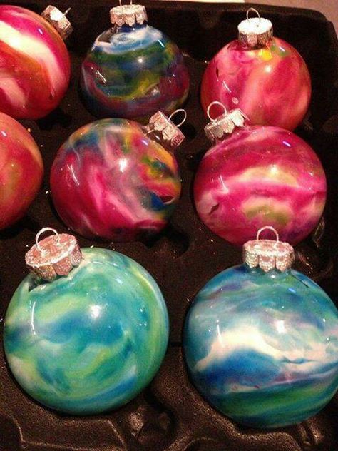 Put crayons in a clear plastic ornament. Use blowdryer to melt while rotating the bulb to get the swirling. Crayon Ornaments, Christmas Desserts Party, Diy Crayons, Elf Christmas Tree, Natal Diy, Rose Gold Christmas, Diy Christmas Ornaments Easy, Homemade Ornaments, Navidad Diy