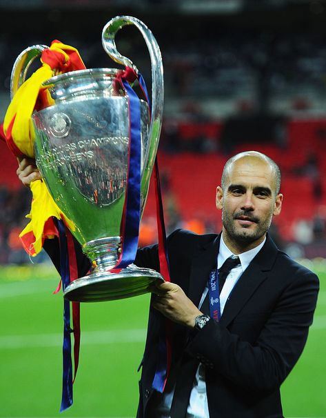 LONDON, ENGLAND - MAY 28:  Josep Guardiola manager of FC Barcelona lifts the trophy after victory in the UEFA Champions League final between FC Barcelona and Manchester United FC at Wembley Stadium on May 28, 2011 in London, England.  (Photo by Clive Mason/Getty Images) Barcelona Champions League, Barcelona Coach, Barcelona Aesthetic, Real Madrid Champions League, Champions Leauge, Messi Soccer, Barcelona Players, Leonel Messi, Barcelona Football