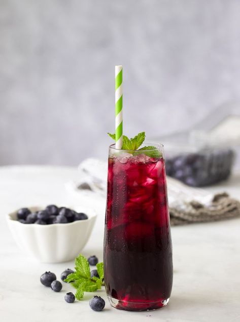 Essen, Fruit Iced Tea, Tea Cold Brew, Blueberry Drinks, Mint Iced Tea, Cold Brew Iced Tea, Blueberry Tea, Macerated Strawberries, Iced Tea Recipe