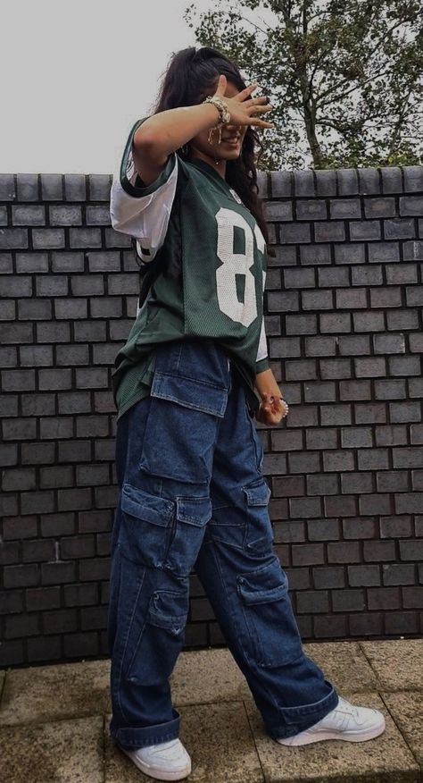 Baggy Pants And Shirt Outfit, Ways To Style A Baggy Shirt, Cargo Pants And Jersey Outfit, 90s Fashion Baggy Jeans, Hockey Jersey Outfit Woman 90s, Streetwear Inspo Girl, Baggy Baggy Outfit, Oversized Tshirt Outfit Cargo, Baggy Clothes For Women