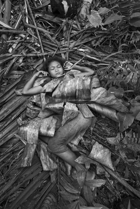 Pierre De Vallombreuse Palawan, Foto Langka, Fun Facts About Life, Capture Photo, Indigenous Culture, French Photographers, Gender Equality, We Are The World, Farm Heroes