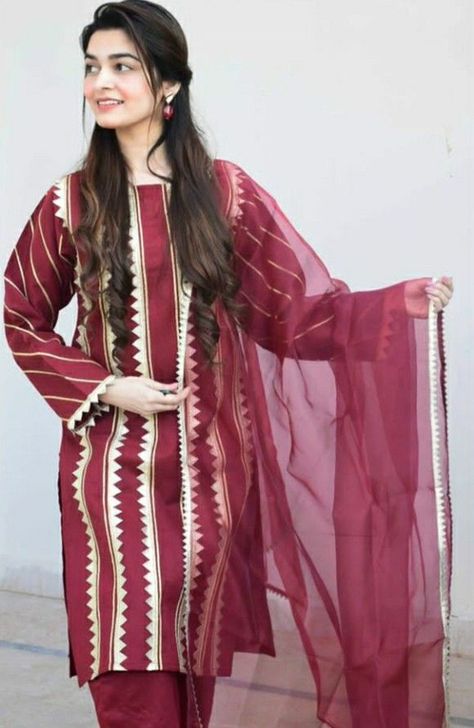 RED DRESS DESIGN. PLANE DRESS DESIGN . BEAUTIFUL GIRL DP. ON TRENDING. SIMPLE DRESS Kinat Faisal, Plane Dress Design, Casual Clothing Aesthetic, Kainat Faisal Dress, Kainat Faisal, Dp Beautiful, Red Dress Design, Aesthetic Dress Outfit, Dress Design Pakistani