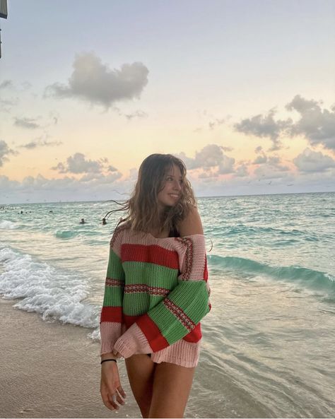 Mexico, Beach Pictures Sweater, Sweater Beach Photoshoot, Sweaters On The Beach, Beach Sweater Outfit, 2023 Vacation, Lake Ideas, Cute Beach Pictures, Insta Poses