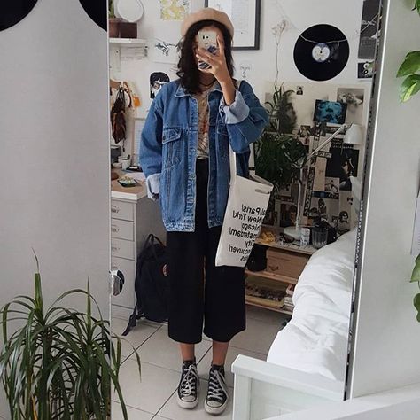 look like an art student hehe ! My denim jacket is from the amazing shop @ldn_vintage ! You can use the code MAINA20 to get 20% off at Artist Outfit Style, Art Student Outfit, Artist Outfits, Back To Uni, Uni Style, University Outfit, Denim Jacket Outfit, Uni Outfits, Art Student