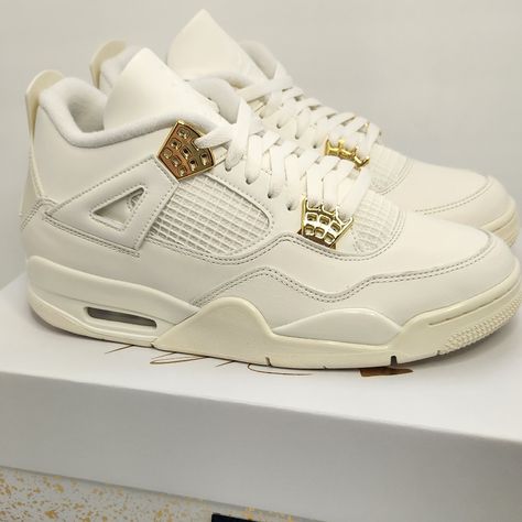 Brand New Authentic Air Jordan 4 White Gold 9.5m 11w Fye Shoes, Jordan 4 Retro Metallic, Zapatillas Jordan Retro, Fire Shoes, Jordan 4 White, Pretty Sneakers, Skor Sneakers, Jordan 4s, Pretty Shoes Sneakers