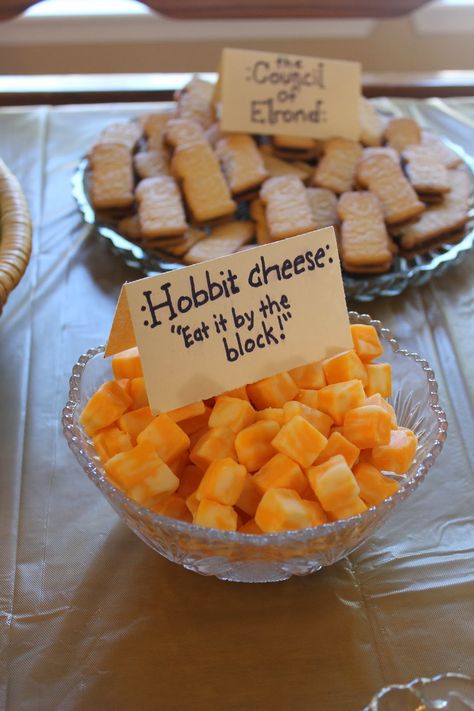 Hobbit cheese - Hobbit Party Hobbit Cheese Board, The Hobbit Dinner Party, Lord Of The Ring Food Ideas, Lord Of The Rings Party Ideas Food, Hobbit Inspired Food, Ring Shaped Food, The Hobbit Themed Party, Nerdy Party Food, Dnd Party Snacks