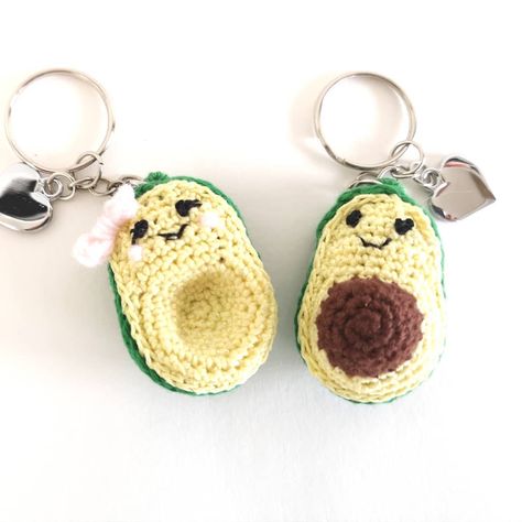 🥑 Avocado kawaii keychain crochet, perfect for a Valentine's day gift or for a best friend💕 New item in my Etsy shop… Amigurumi Patterns, Crochet Keychain Matching, Matching Keychains Crochet, Crochet Best Friend Gifts, Keyrings Crochet, Matching Crochet Keychains, Handmade Gift Ideas For Best Friend, Friendship Crochet, Crochet Keychains