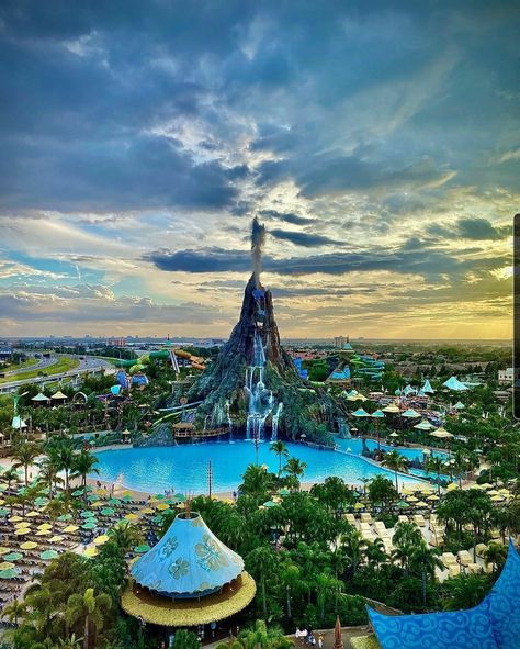 Universal's Volcano bay 🌋 Volcano Bay Universal, Volcano Bay Orlando, Water Rides, Volcano Bay, Bay Photo, Disney Rides, Roller Coaster Ride, Fun Places To Go, Islands Of Adventure