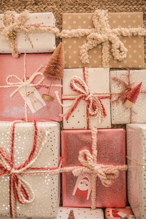 Small Christmas Gift Wrapping Ideas, Girly Gift Wrapping Ideas, Gift Wrapping With Yarn, Pink Christmas Wrapping Ideas, Cute Wrapping Ideas Birthday, Wrapping Christmas Presents Ideas, Trending Christmas Decor 2023, Cute Gift Wrapping Ideas Christmas, Gift Wrapping Ideas For Birthdays