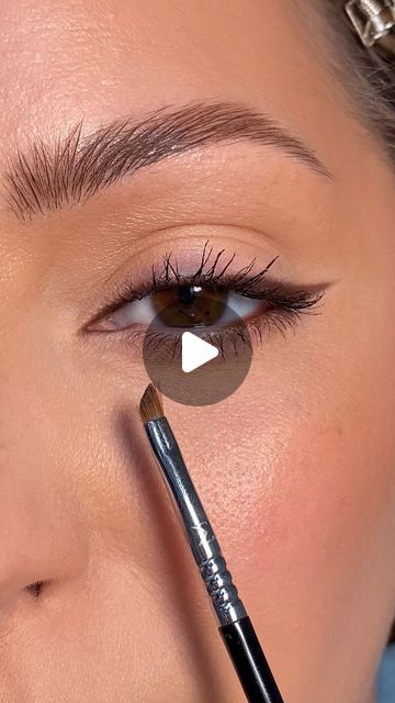 How To Eyeliner With Eyeshadow, Eyeshadow As Eyeliner Looks, Natural Makeup Eyeliner Look, Modern Eyeliner Looks, Eyeliner Everyday Simple, Soft Liner Makeup, Smudge Under Eye Eyeliner, Bright Eye Makeup Natural, Different Ways To Do Eyeliner