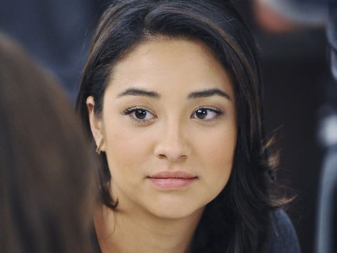 Shay Mitchell Without Makeup 1 Shay Mitchell, Pretty Little Liars, Emily Fields, Les Twins, No Makeup, Without Makeup, Famous Women, Makeup Makeup, Beautiful Celebrities