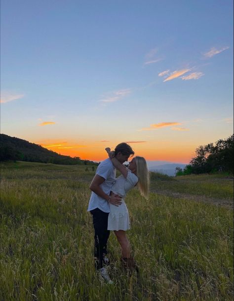 Dream Relationship Pictures, Photos To Take With Boyfriend, Pictures To Take With Your Boyfriend Country, Fall Photos With Boyfriend, Casual Couple Poses Simple, Cute Bf Gf Pictures Photo Ideas, Vineyard Couple Pictures, Senior Picture Couple Ideas, Cute Couple Pics In A Field