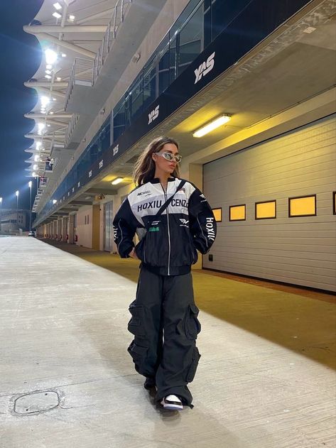 Reporter Outfit, Tomboyish Outfits, Vintage Racing Jacket, Streetwear Photoshoot, Outfit Baggy, Estilo Tomboy, Racing Jackets, Streetwear Inspo, Streetwear Fits